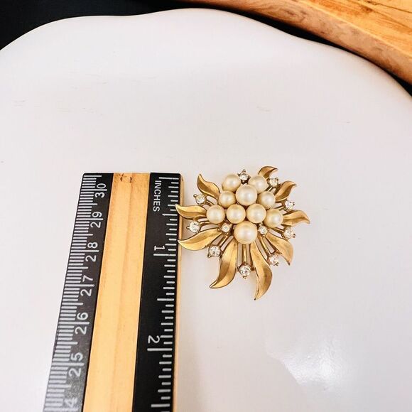 Vintage Crown Trifari Brooch Gold T Faux Pearls Rhinestones Flower Floral 4445 - Picture 7 of 8